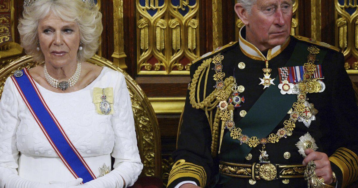 شاهد .. بعد عشرة أشهر من صعوده على عرش إنكلترا.. لماذا لم ينتقل الملك تشارلز الثالث الى قصر باكنغهام بعد؟