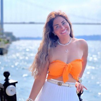 شاهد .. بالصور- منة فضالي تستمتع بوقتها في أحد شوارع تركيا بإطلالة كجول رائعة