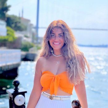 شاهد .. بالصور- منة فضالي تستمتع بوقتها في أحد شوارع تركيا بإطلالة كجول رائعة