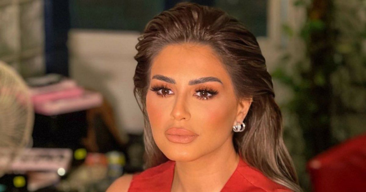 شاهد .. بالصور- منة فضالي تستمتع بوقتها في أحد شوارع تركيا بإطلالة كجول رائعة