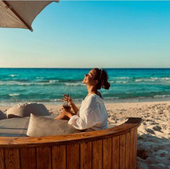 شاهد .. بالصور- بجمال وبساطة..يارا السكري تستمتع بوقتها تحت أشعة الشمس على الشاطئ