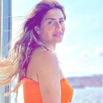 شاهد .. بالصور- منة فضالي تستمتع بوقتها في أحد شوارع تركيا بإطلالة كجول رائعة