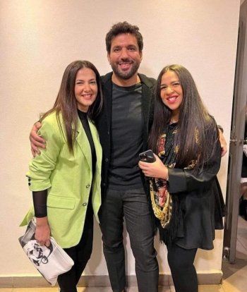 شاهد .. بالصورة- دنيا سمير غانم تحمل صورة والدها الراحل سمير غانم أينما ذهبت بهذه الطريقة