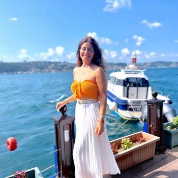 شاهد .. بالصور- منة فضالي تستمتع بوقتها في أحد شوارع تركيا بإطلالة كجول رائعة