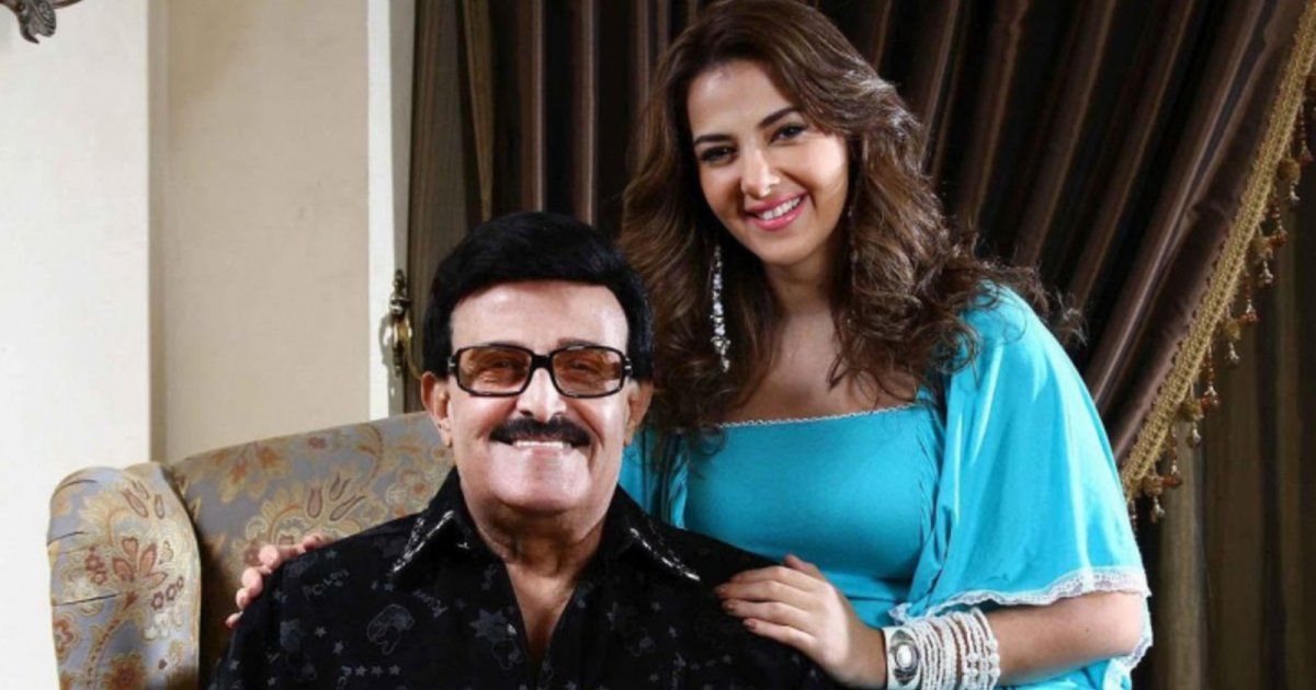 شاهد .. بالصورة- دنيا سمير غانم تحمل صورة والدها الراحل سمير غانم أينما ذهبت بهذه الطريقة