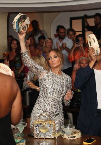 شاهد .. بالصورة - جينيفر لوبيز تتألق بفستان مغطى بالترتر الفضي في إيطاليا