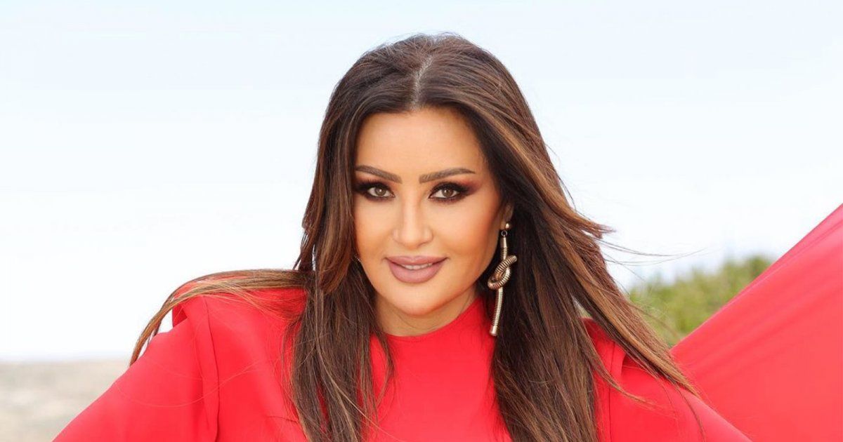 شاهد .. في مهرجان قرطاج.. عروسان يفاجئان لطيفة أثناء غنائها على المسرح