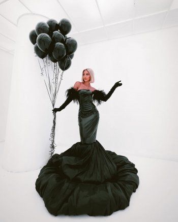 شاهد .. بين الزهري والأسود.. مودل روز تحتفل بعيد ميلادها بإطلالات مدهشة