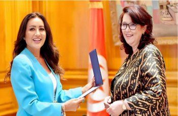 شاهد .. بعد نجاح حفلها في مهرجان قرطاج.. لطيفة التونسية مكرمة من وزيرة الثقافة في بلادها