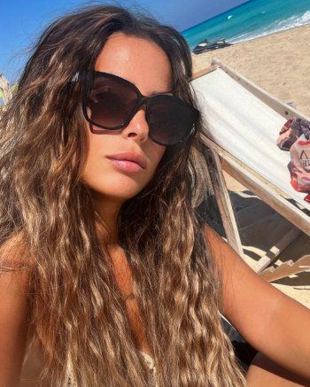 شاهد .. بالصور- تحت أشعة الشمس.. إيمان العاصي تكتسب السمرة وتتالق بجمالها