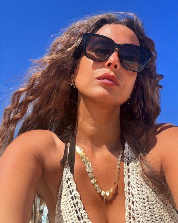 شاهد .. بالصور- تحت أشعة الشمس.. إيمان العاصي تكتسب السمرة وتتالق بجمالها