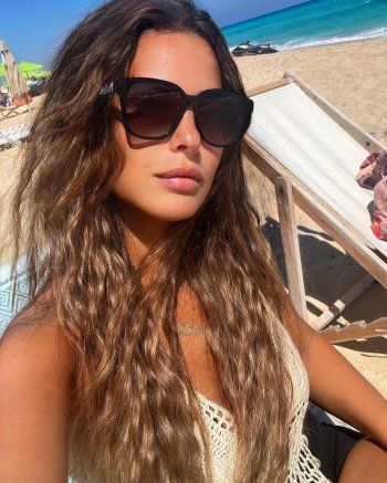 شاهد .. بالصور- تحت أشعة الشمس.. إيمان العاصي تكتسب السمرة وتتالق بجمالها