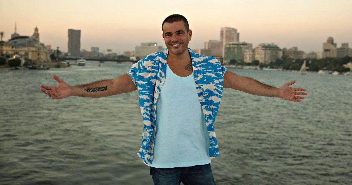 شاهد .. ظهور غير معتاد لـ عمرو دياب على شاطئ البحر