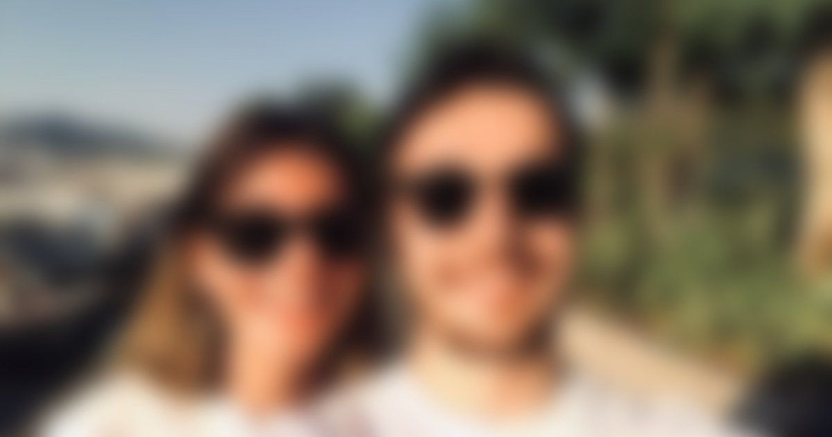 شاهد .. حبيبة نجم "الحفرة" تضعه بموقف محرج بسبب ملابسها الفاضحة.. وهذا ما فعله أمام الجمهور!!