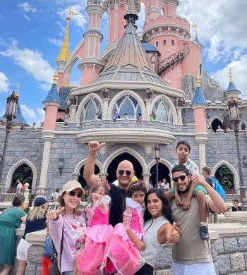 شاهد .. بالصورة -إبنة نانسي عجرم الصغرى تخطف الأضواء خلال العطلة العائلية في ديزني لاند