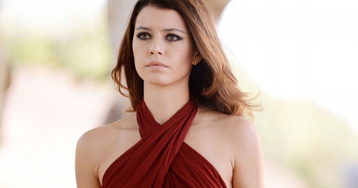 شاهد .. بيرين سات تستمتع بعطلتها الصيفية.. وهكذا أطلت بالمايوه