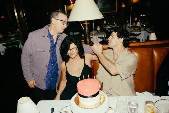 شاهد .. بالصور - جو جوناس يحتفل بعيد ميلاده مع 1900 صديق مقرب