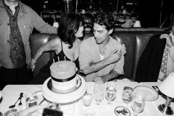 شاهد .. بالصور - جو جوناس يحتفل بعيد ميلاده مع 1900 صديق مقرب