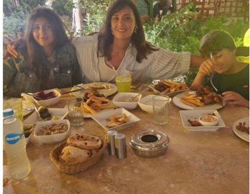 شاهد .. بالصورة - حلا شيحة تعبر عن حبها لأولادها وتصفهما بالجزء الممتع من حياتها