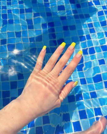 شاهد .. هيفا وهبي تأكل الكافيار وتستعرض رشاقتها بـ"الكاش مايو" في الساحل الشمالي-بالصور