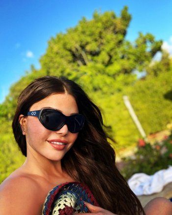 شاهد .. هيفا وهبي تأكل الكافيار وتستعرض رشاقتها بـ"الكاش مايو" في الساحل الشمالي-بالصور