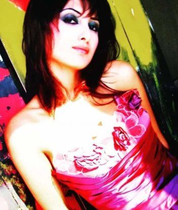 شاهد .. بالصور- ملكة جمال لبنان السابقة تستذكر إبنتها بعد 17 عاماً على رحيلها بطريقة مأساوية