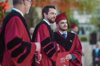 شاهد .. بالصور - الأمير الحسين ينوب عن الملك عبدالله في حفل تخرج طلاب الجامعة التقنية في الأردن