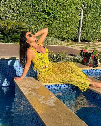 شاهد .. هيفا وهبي تأكل الكافيار وتستعرض رشاقتها بـ"الكاش مايو" في الساحل الشمالي-بالصور