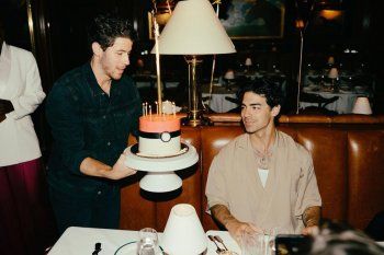 شاهد .. بالصور - جو جوناس يحتفل بعيد ميلاده مع 1900 صديق مقرب