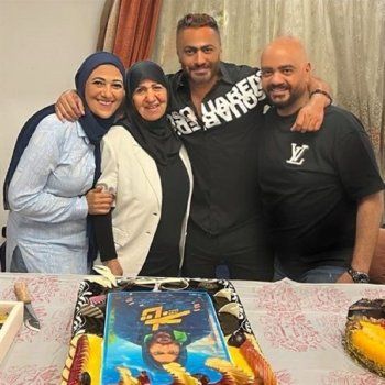 شاهد .. تامر حسني يحتفل بعيد ميلاده ال46 مع عائلته في ظهور نادر لها .. تشهد غياب بناته