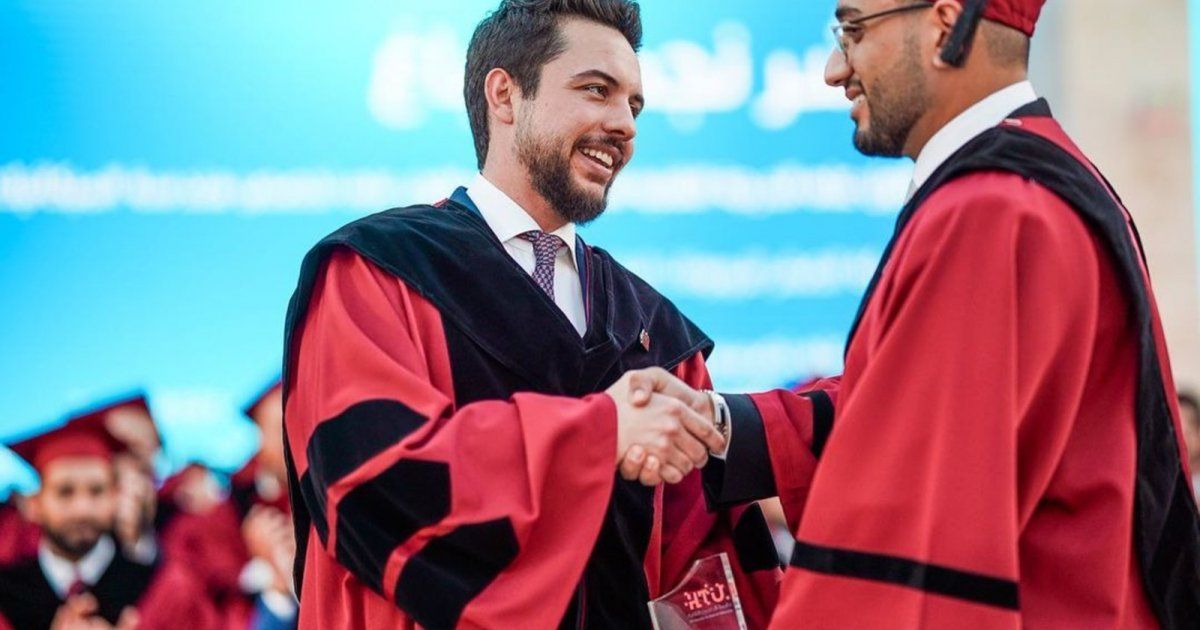 شاهد .. بالصور - الأمير الحسين ينوب عن الملك عبدالله في حفل تخرج طلاب الجامعة التقنية في الأردن