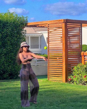 شاهد .. هيفا وهبي تأكل الكافيار وتستعرض رشاقتها بـ"الكاش مايو" في الساحل الشمالي-بالصور