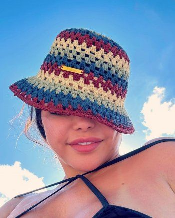 شاهد .. هيفا وهبي تأكل الكافيار وتستعرض رشاقتها بـ"الكاش مايو" في الساحل الشمالي-بالصور