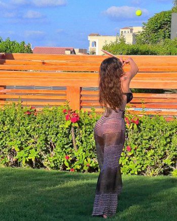 شاهد .. هيفا وهبي تأكل الكافيار وتستعرض رشاقتها بـ"الكاش مايو" في الساحل الشمالي-بالصور