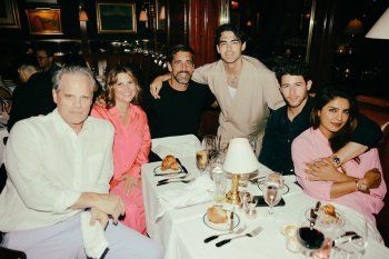 شاهد .. بالصور - جو جوناس يحتفل بعيد ميلاده مع 1900 صديق مقرب