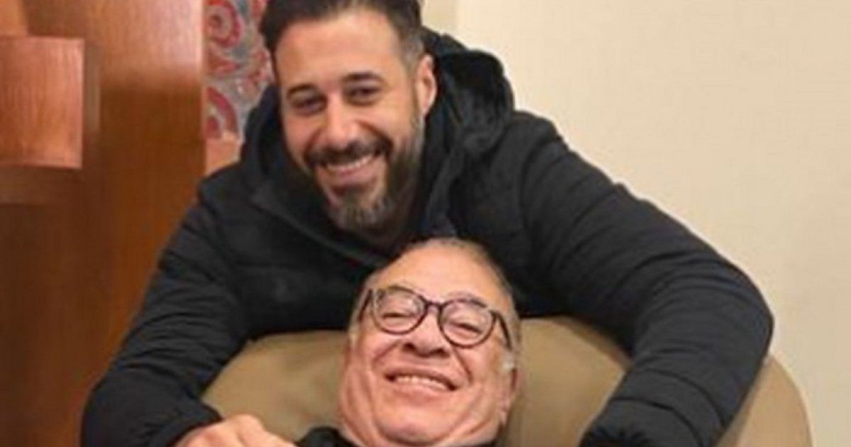 شاهد .. لحظة مؤثرة للغاية.. أحمد السعدني يقبل يد صلاح عبد الله وهذا ما قاله