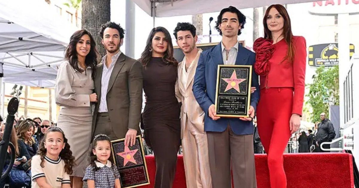 شاهد .. كيفن جوناس يكشف عن الأحاديث الجارية مع شقيقيه جو جوناس ونيك جوناس وزوجاتهم