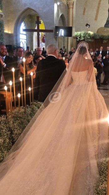 شاهد .. الصورة الأولى من إكليل ماريا إلياس المر وإيلي أبو ناضر في كنيسة مار يوسف بسكنتا