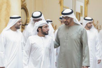 شاهد .. عيضه المنهالي يلتقي الشيخ محمد بن زايد آل نهيان