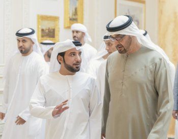 شاهد .. عيضه المنهالي يلتقي الشيخ محمد بن زايد آل نهيان