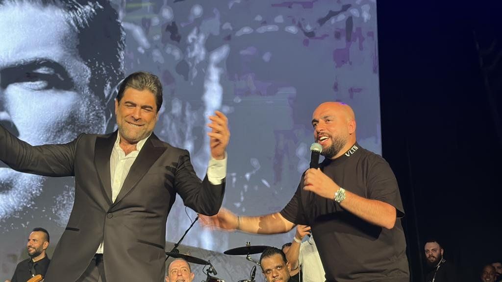 شاهد .. كارلوس بتصرف Gentleman تجاه وائل كفوري ... أخلاقه العالية لفتت كل الحاضرين