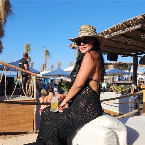 بكاش مايوه شبك.. رانيا يوسف في إطلالة جريئة على البحر