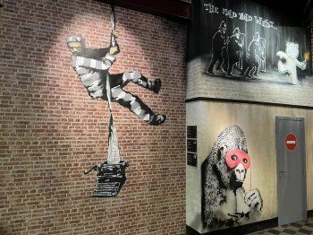 شاهد .. من راسم غرافيتي إلى أسطورة مجهولة الهوية حيرت العالم.. من هو "Banksy"؟