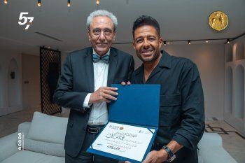 شاهد .. بعد نجاح حفله .. تكريم محمد حماقي بمهرجان قرطاج