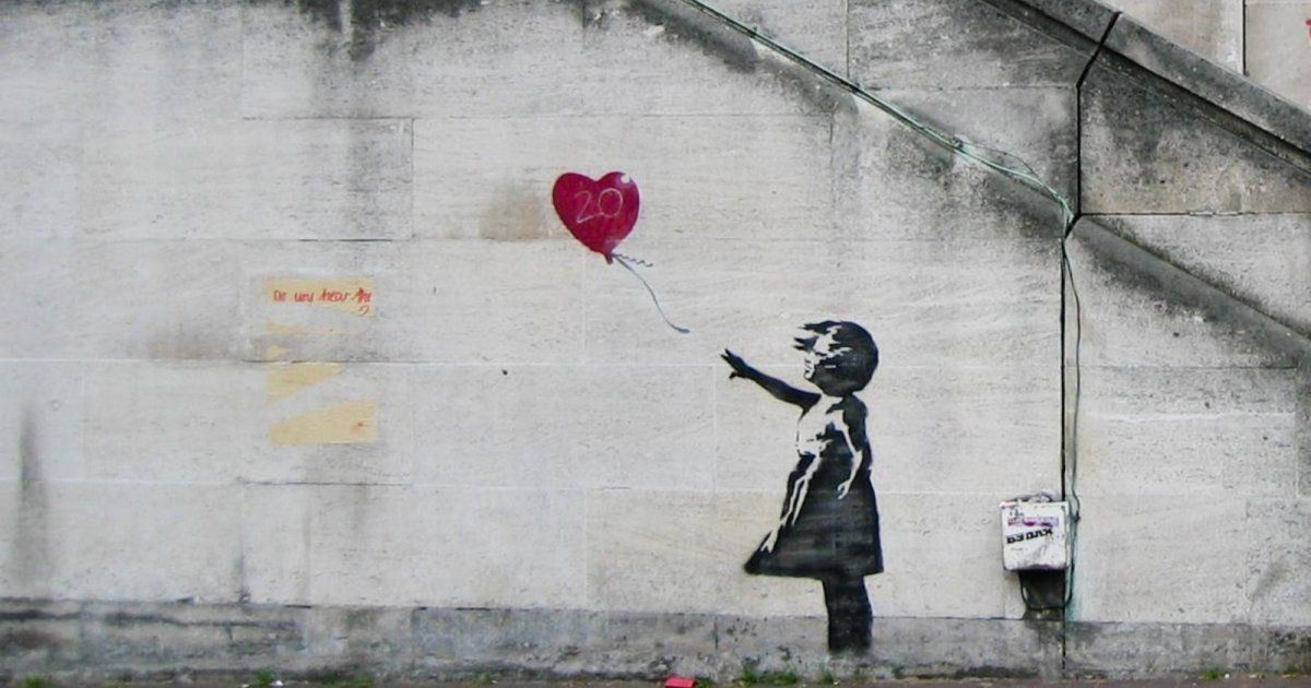 شاهد .. من راسم غرافيتي إلى أسطورة مجهولة الهوية حيرت العالم.. من هو "Banksy"؟