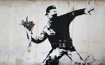 شاهد .. من راسم غرافيتي إلى أسطورة مجهولة الهوية حيرت العالم.. من هو "Banksy"؟