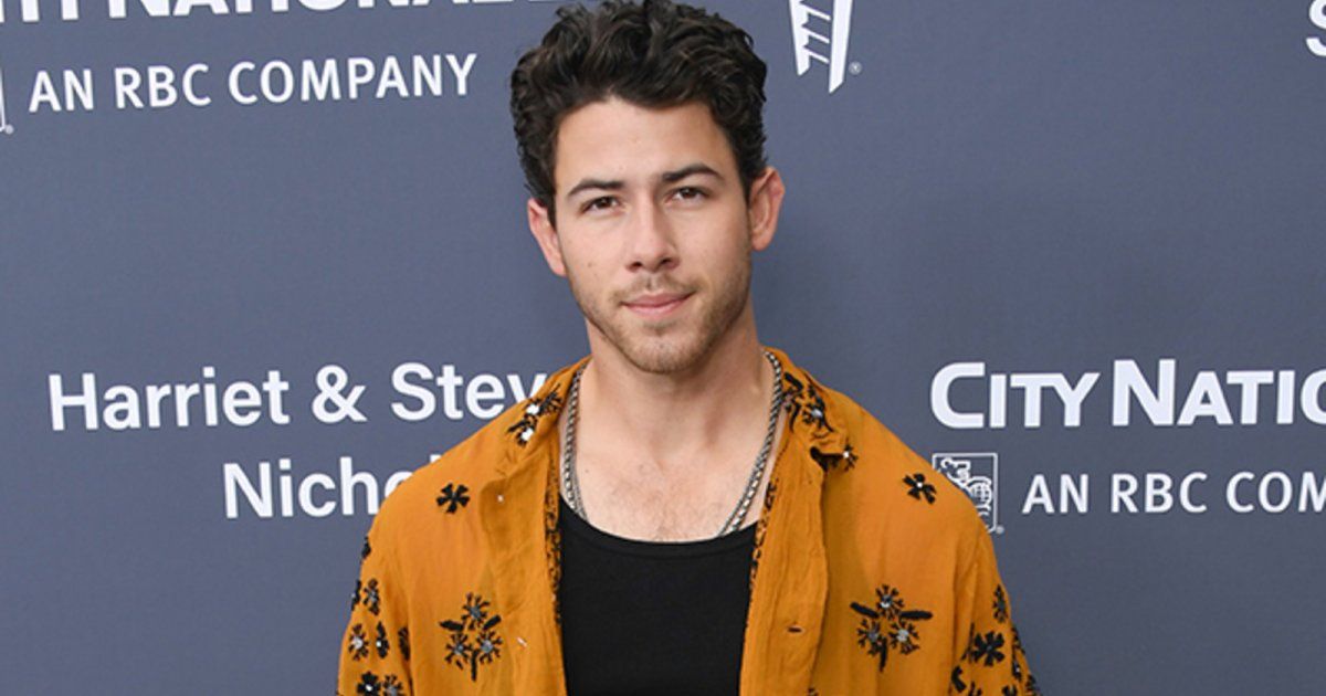 شاهد .. بالفيديو - نيك جوناس ضحية الأخيرة لرمي الأشياء من قبل المعجبين على المسرح