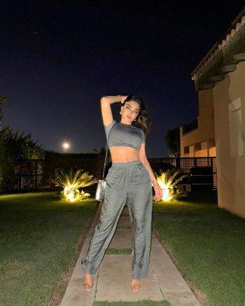 شاهد .. بالصور- هيفا وهبي تتألق بالرمادي وتخطف أنظار الجمهور