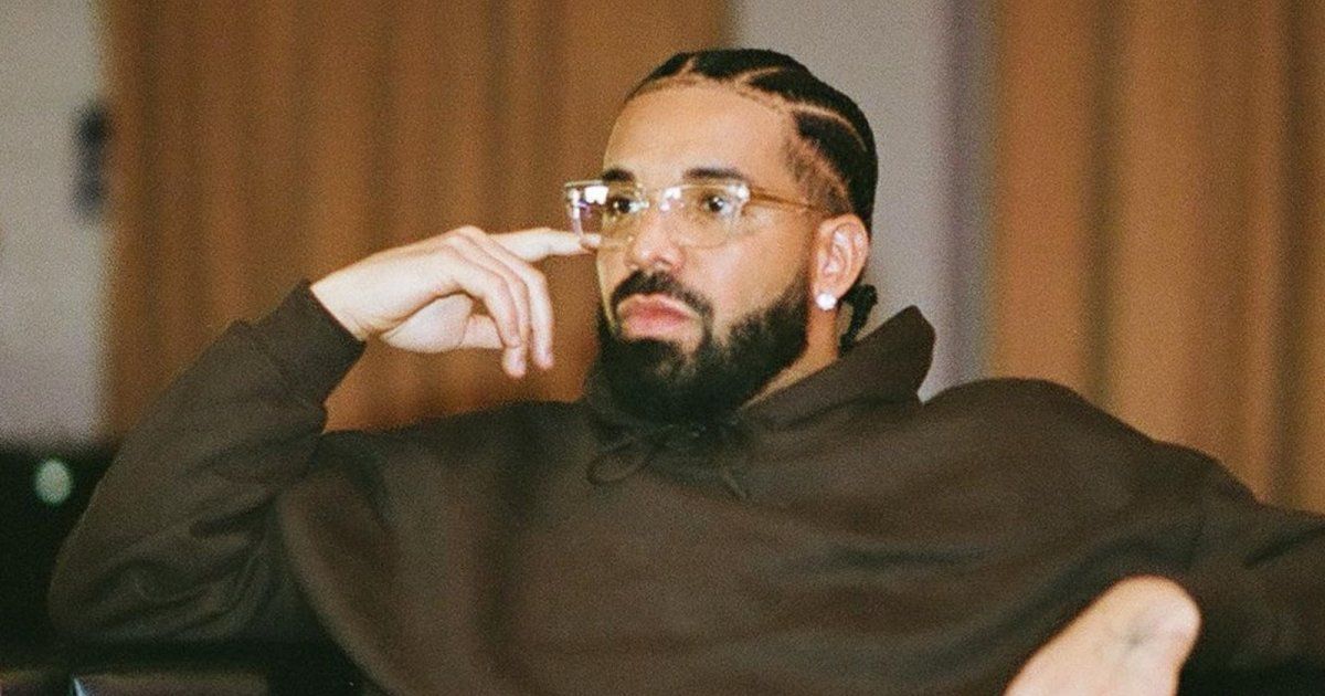 شاهد .. بالفيديو- بعد أن تعرضت للتدافع من الجمهور.. درايك يقوم بهذه الخطور الرائعة تجاه إحدى المعجبات