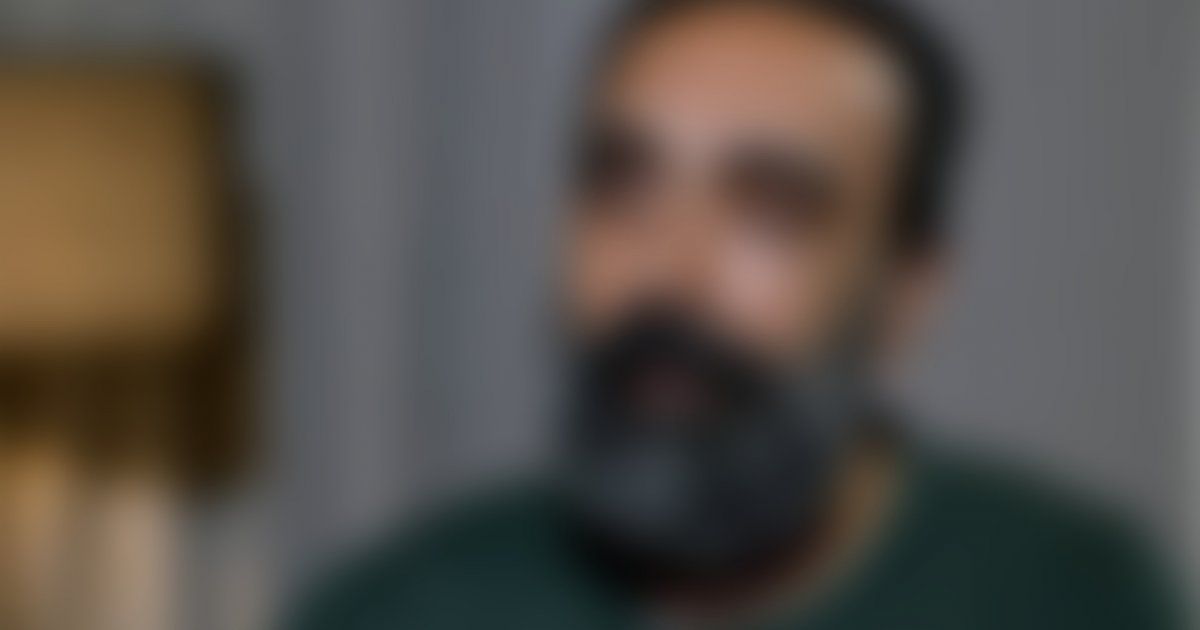 شاهد .. ممثل شهير وعائلته ينجون من الموت بأعجوبة.. صورة له من داخل المستشفى